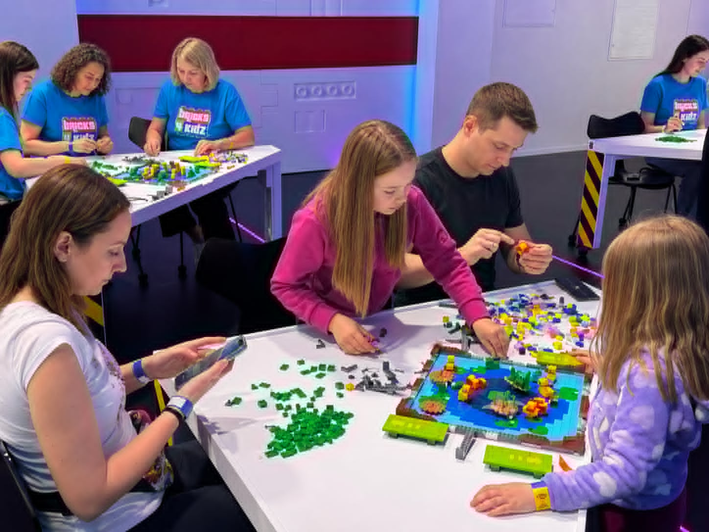 Vaikai kuria LEGO prie šventinio stalo